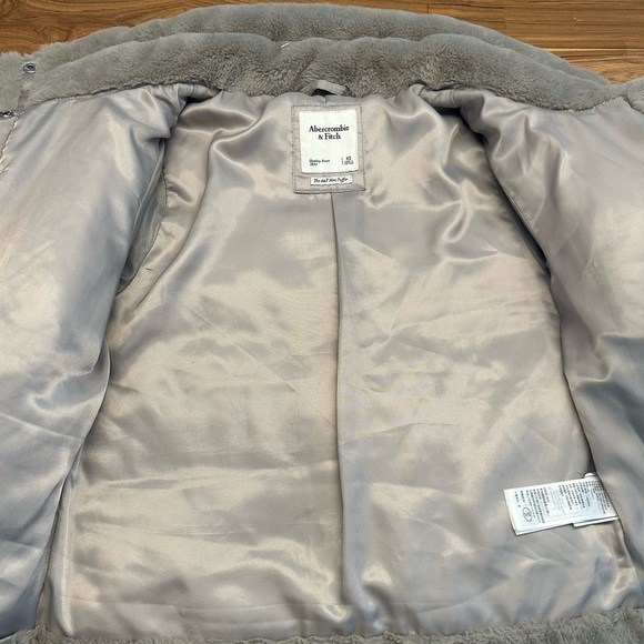 Abercrombie Faux Fur Mini Puffer Size Extra Small Light Grey - Picture 9 of 11